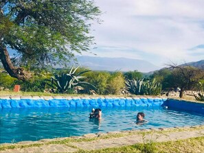 Hồ bơi ngoài trời phục vụ theo mùa, dù/ô trên bãi biển/hồ bơi 