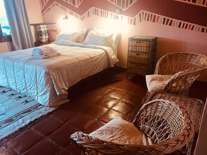 Bàn, truy cập Internet không dây miễn phí, bộ trải giường 