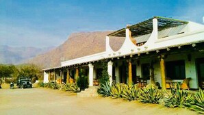 Front of property - Chuscha Paris Texas Hotel (Cafayate)