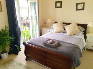 Habitación triple | Decoración personalizada, muebles diferentes y cortinas blackout