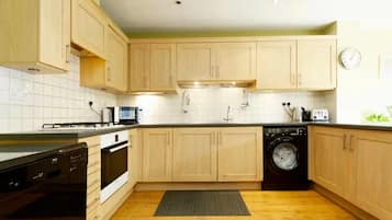 Fridge, microwave, oven, coffee/tea maker
