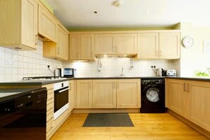 Fridge, microwave, oven, coffee/tea maker - Lynbrook  Guests House (London)