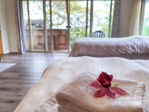 Chambre, plusieurs lits, non-fumeurs, vue océan | Couette en duvet d'oie, décoration personnalisée