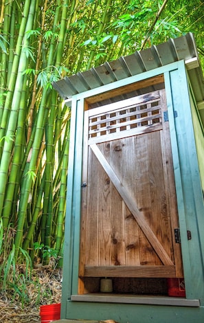 Cabane Design, 1 grand lit, cuisine, vue jardin | Salle de bain | Douche, serviettes fournies, savon, shampoing