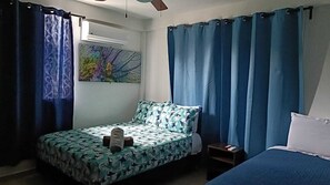 Habitación triple básica, varias camas, vista al jardín | Vista desde la habitación
