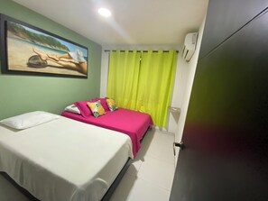 Cubrecamas y caja de seguridad en la habitación