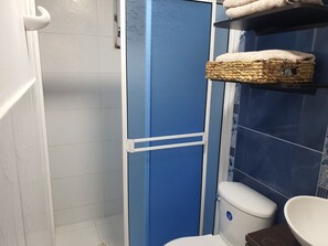 Departamento estándar, varias camas, vista al jardín | Baño | Regadera, amenidades de baño gratuitas, toallas, jabón 