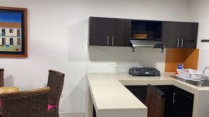 Standard Apartment, Multiple Beds, Garden View | Private kitchen