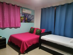 Habitación cuádruple clásica, varias camas | 5 habitaciones, edredón y caja de seguridad en la habitación