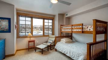 2 bedrooms, desk, iron/ironing board, WiFi