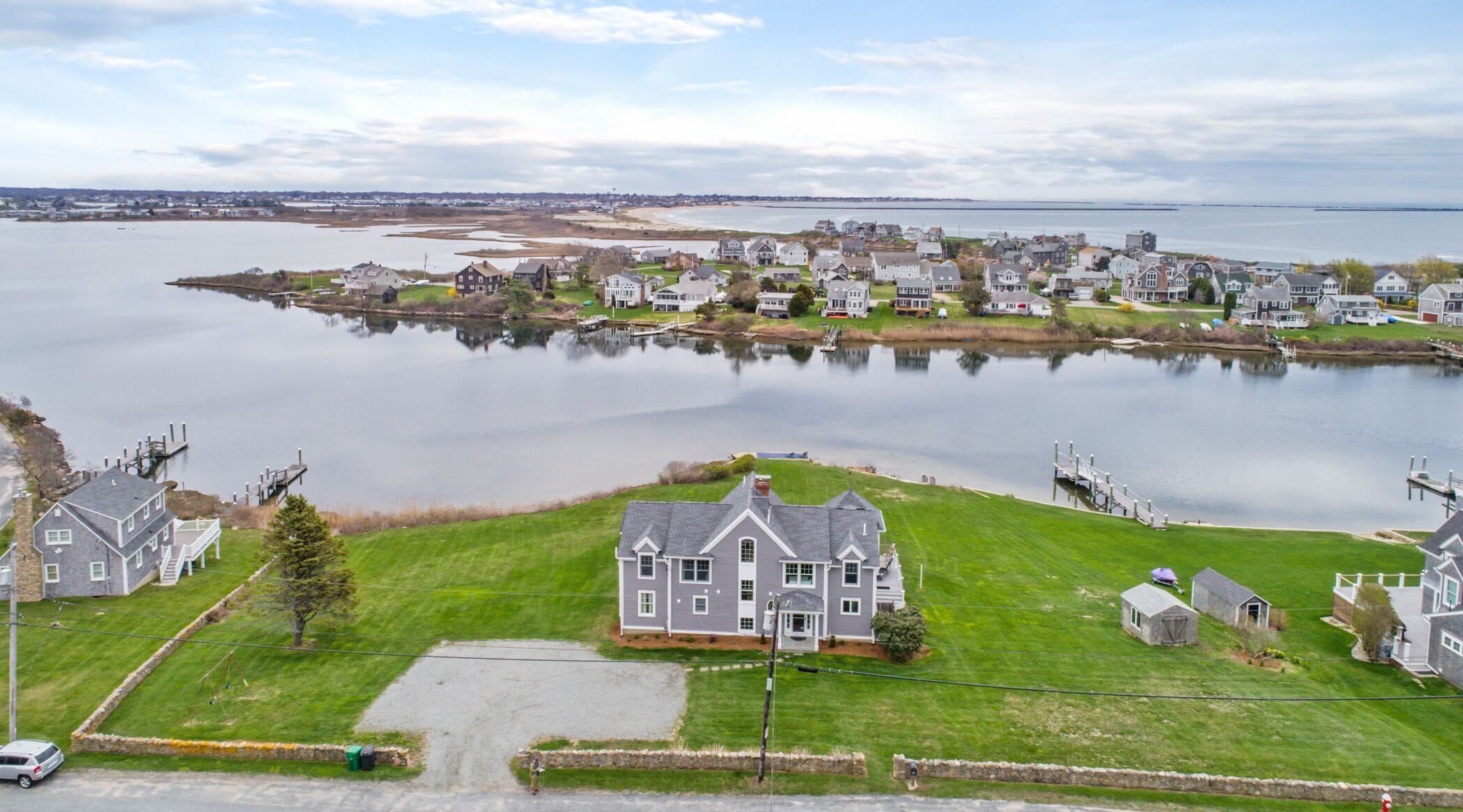 Beautiful Waterfront home! Panoramic Deck. Walk to beach!