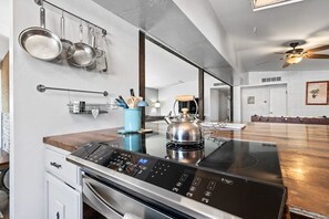 冷蔵庫、電子レンジ、オーブン、コンロ