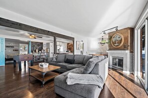 Televisor intel·ligent, llar de foc, futbolí i oficines 