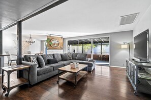 Televisor intel·ligent, llar de foc, futbolí i oficines 