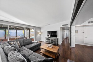 スマートテレビ、暖炉、テーブルサッカー台、書斎 / ワークスペース