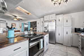 雪櫃、微波爐、焗爐、爐具