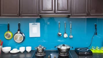 Microwave, stovetop, electric kettle, cookware/dishes/utensils