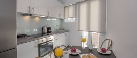 Family Apartment, 3 Bedrooms, 2 Bathrooms | Private kitchen