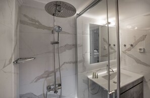 Family Apartment, 3 Bedrooms, 2 Bathrooms | Bathroom