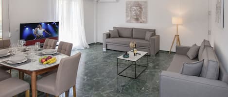 Departamento familiar, 3 habitaciones, 2 baños | Área de sala de estar | Televisión