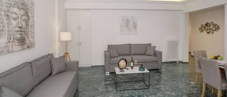 Apartemen Keluarga, 3 kamar tidur, 2 kamar mandi | Area keluarga | TV