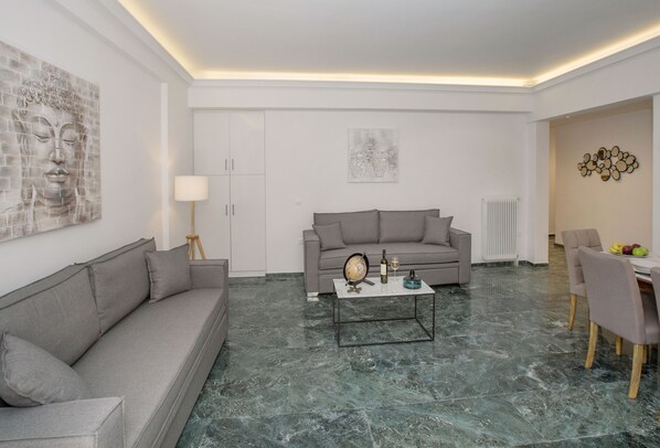 Family Apartment, 3 Bedrooms, 2 Bathrooms | Living area
