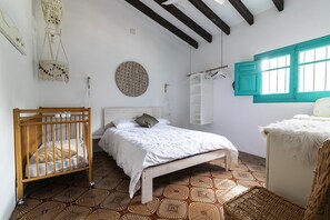 3 slaapkamers, een strijkplank/strijkijzer, reisbedje, gratis wifi