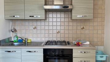 Frigorifero, forno, piano cottura, macchina per tè/caffè