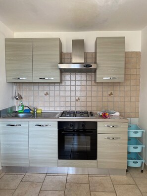Kühlschrank, Ofen, Herdplatte, Wasserkocher mit Kaffee-/Teezubehör
