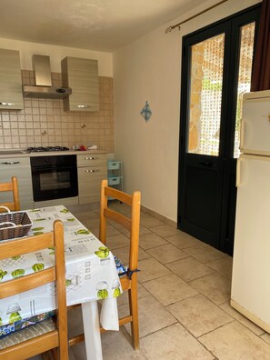 Kühlschrank, Ofen, Herdplatte, Wasserkocher mit Kaffee-/Teezubehör