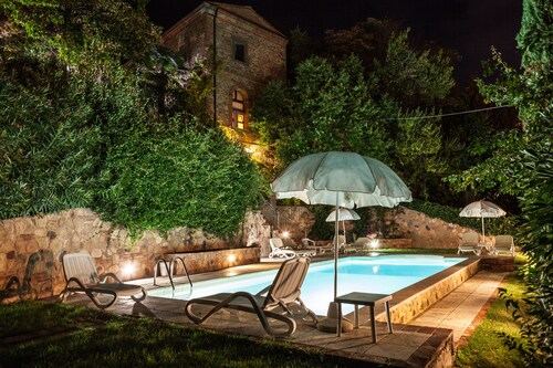 appartement Pittoresque et magnifique avec jardin, piscine et parking.