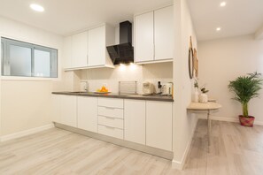 Fridge, microwave, oven, coffee/tea maker - MalagaSuite Premium Deluxe Alameda (Málaga)