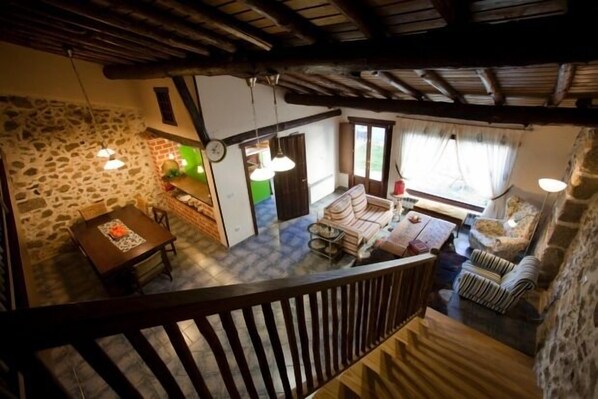 Téléviseur connecté, lecteur de DVD, livres