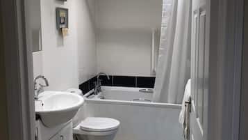 Ensemble douche/baignoire, sèche-cheveux, serviettes fournies, savon