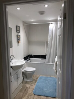 Ensemble douche/baignoire, sèche-cheveux, serviettes fournies, savon