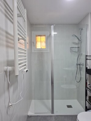 Bathtub, free toiletries, towels - MalagaSuite Wonderful Sunset Torremolinos (Torremolinos)