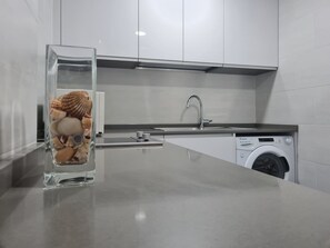 Réfrigérateur, micro-ondes, cafetière/bouilloire, bouilloire électrique