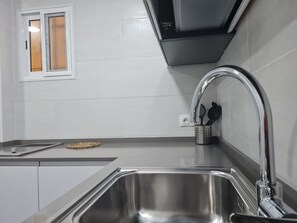 Refrigerador, microondas, cafetera y tetera y tetera eléctrica 