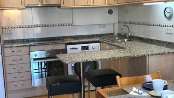 Frigorífico, horno, placa de cocina y cafetera o tetera