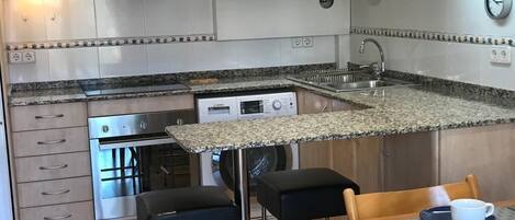 Frigorífico, horno, placa de cocina y cafetera o tetera