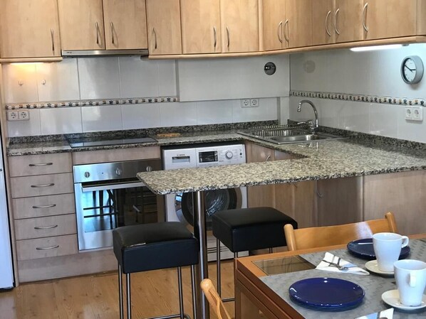 Réfrigérateur, four, plaque de cuisson, cafetière/bouilloire