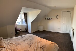 5 bedrooms, soundproofing, iron/ironing board, travel crib - North Guildry Town House (Elgin)