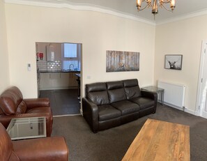 Smart TV, DVD player, video library - North Guildry Town House (Elgin)