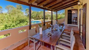 Outdoor dining - Beach at 100mt ★ Walk to Taverna & Grocery ★ Seaview ★ Private Pool (Maleme)