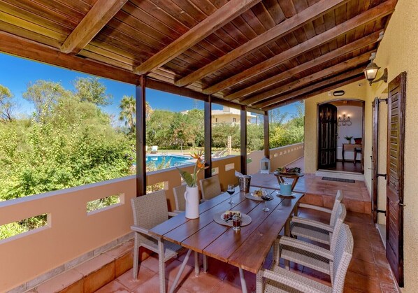 Outdoor dining