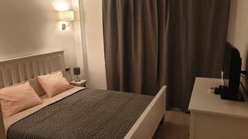 4 bedrooms, desk, iron/ironing board, travel crib