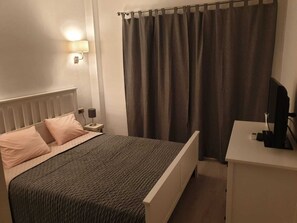 4 chambres, bureau, fer et planche à repasser, lit parapluie