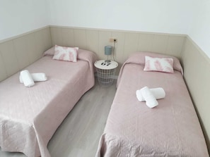 4 Schlafzimmer, Schreibtisch, Bügeleisen/Bügelbrett, Reisekinderbett