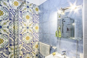 Dusche, Haartrockner, Handtücher, Shampoo