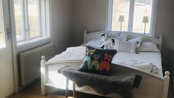 2 dormitorios, tabla de planchar con plancha, ropa de cama